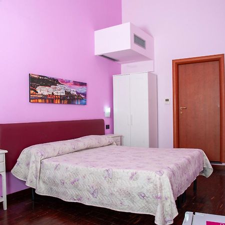 Palazzo Carafa Della Spina Room And Apartment 나폴리 외부 사진