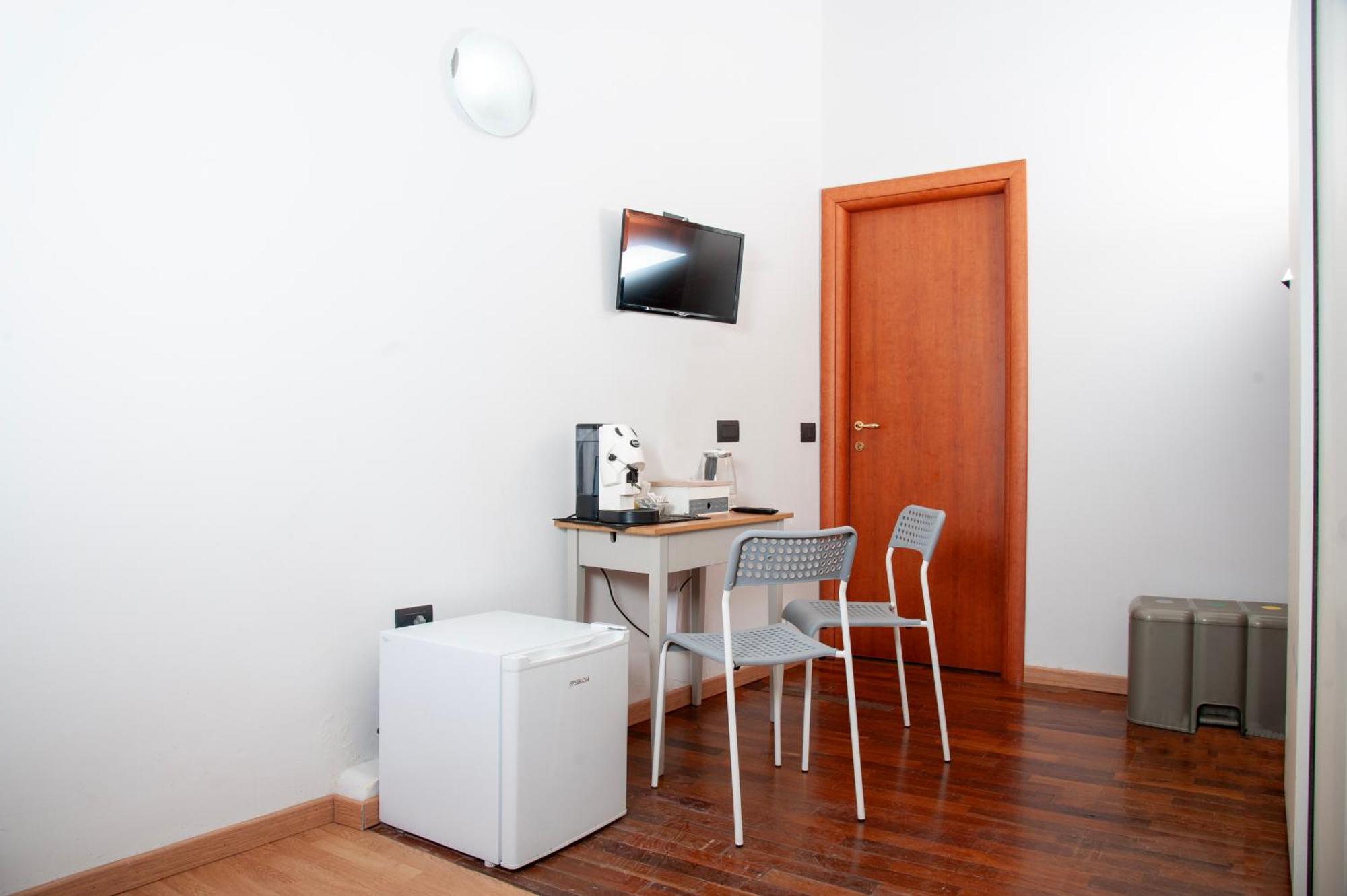 Palazzo Carafa Della Spina Room And Apartment 나폴리 외부 사진