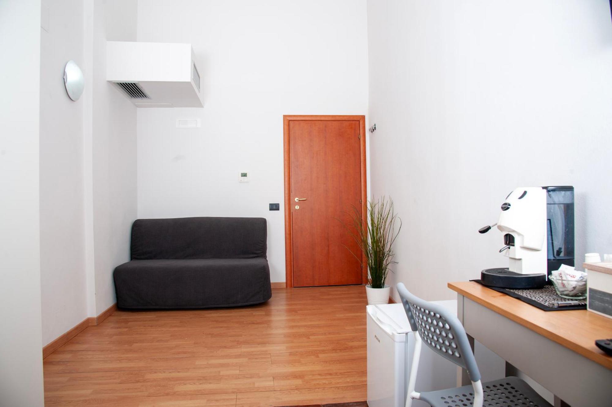Palazzo Carafa Della Spina Room And Apartment 나폴리 외부 사진