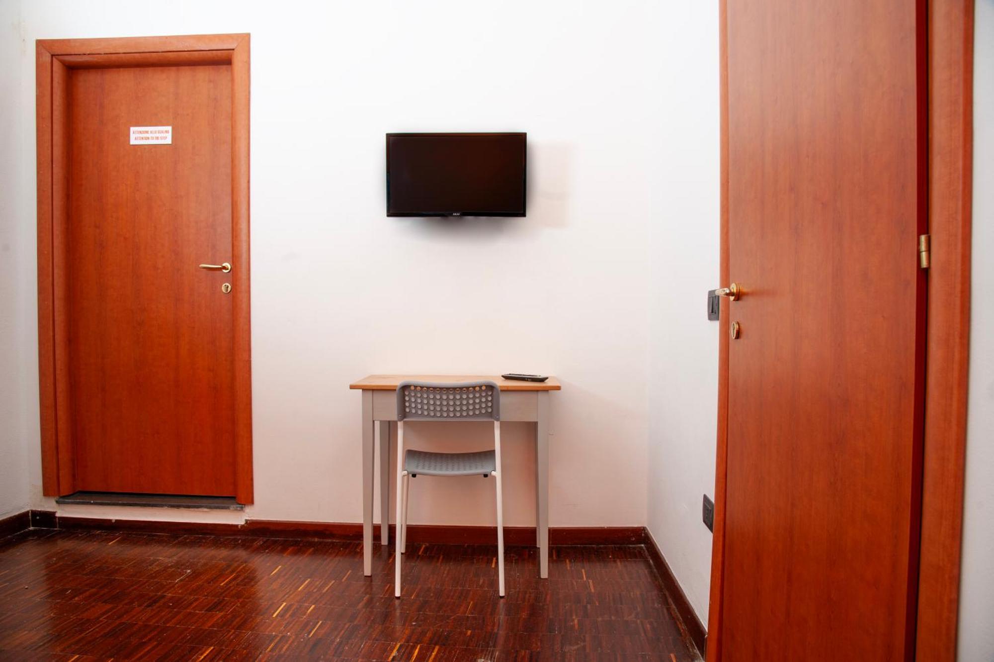 Palazzo Carafa Della Spina Room And Apartment 나폴리 외부 사진