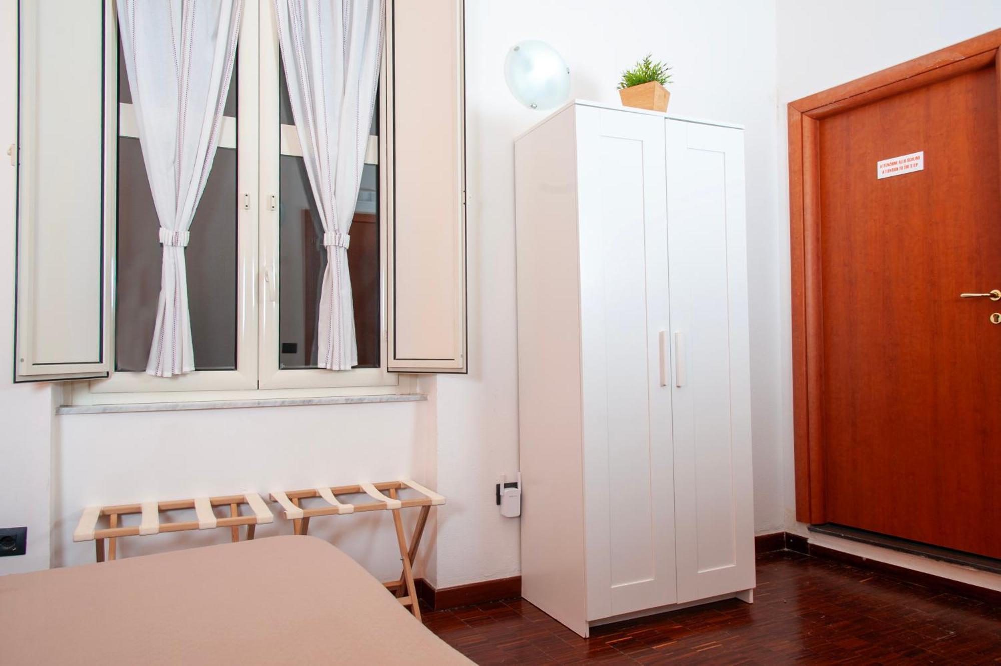 Palazzo Carafa Della Spina Room And Apartment 나폴리 외부 사진