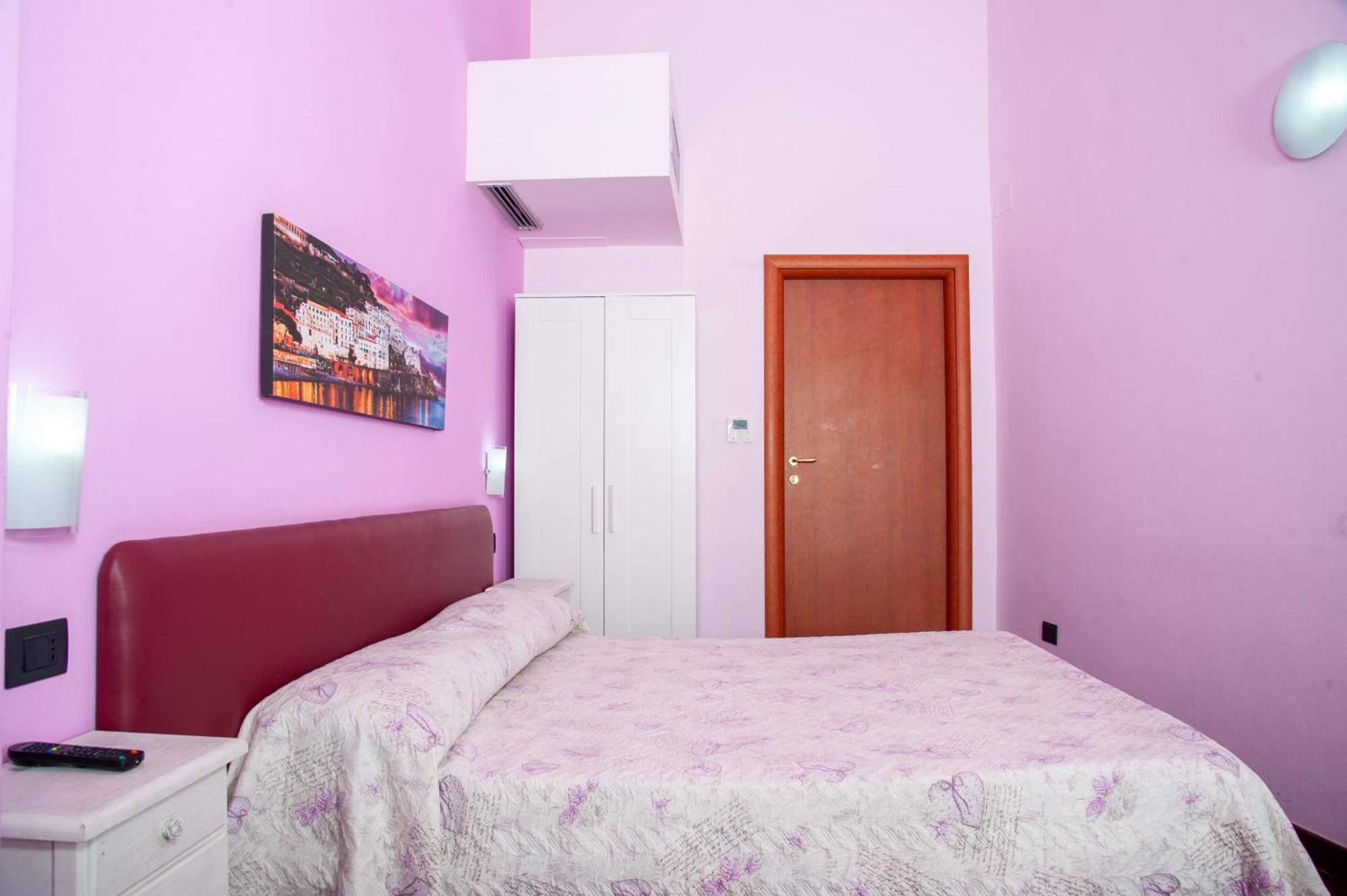 Palazzo Carafa Della Spina Room And Apartment 나폴리 외부 사진
