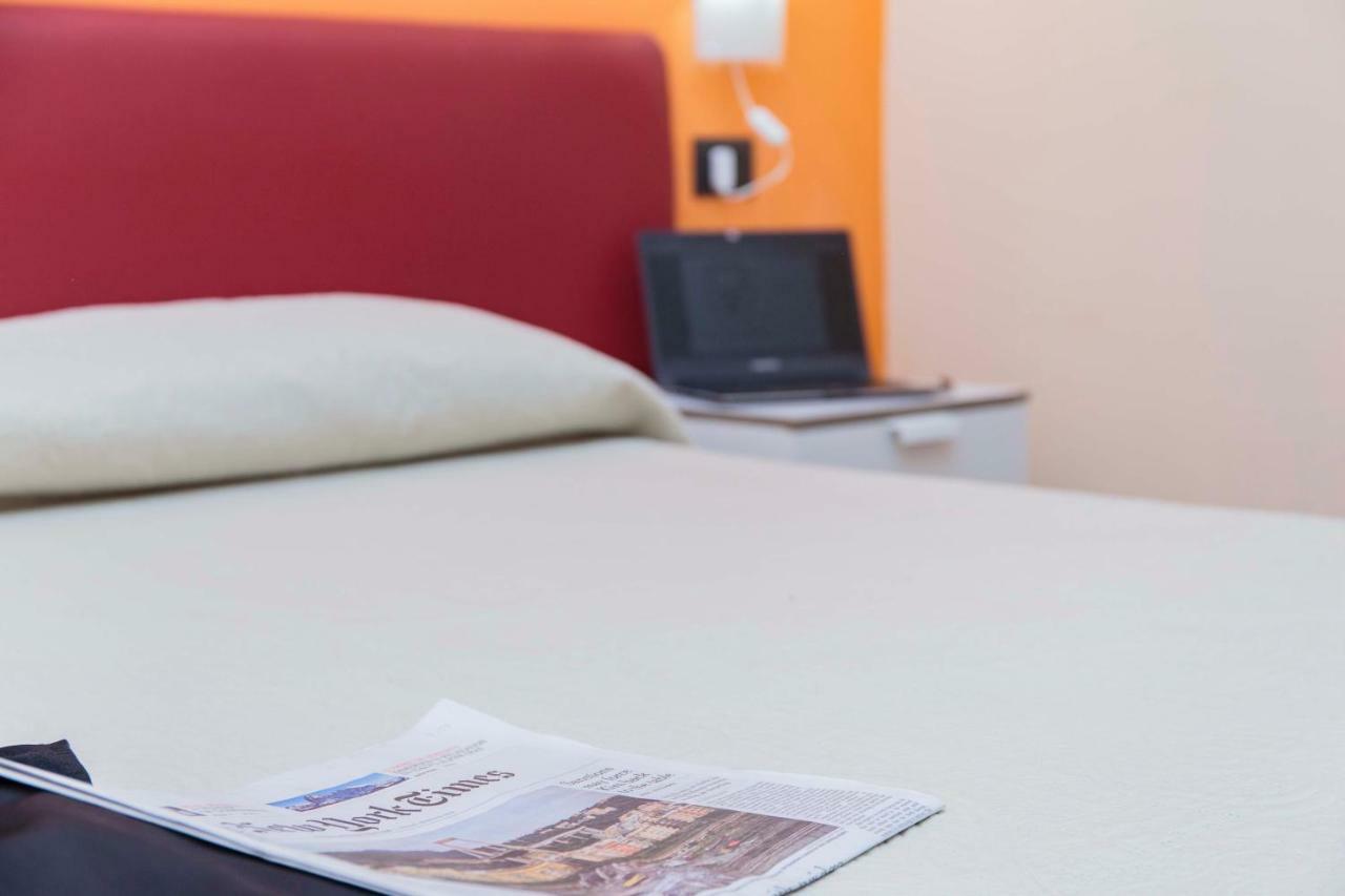 Palazzo Carafa Della Spina Room And Apartment 나폴리 외부 사진