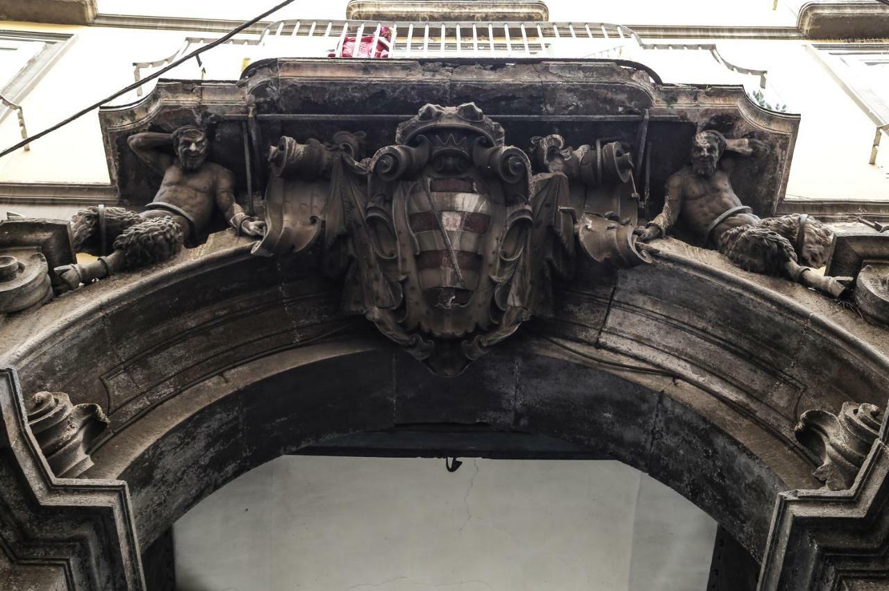 Palazzo Carafa Della Spina Room And Apartment 나폴리 외부 사진