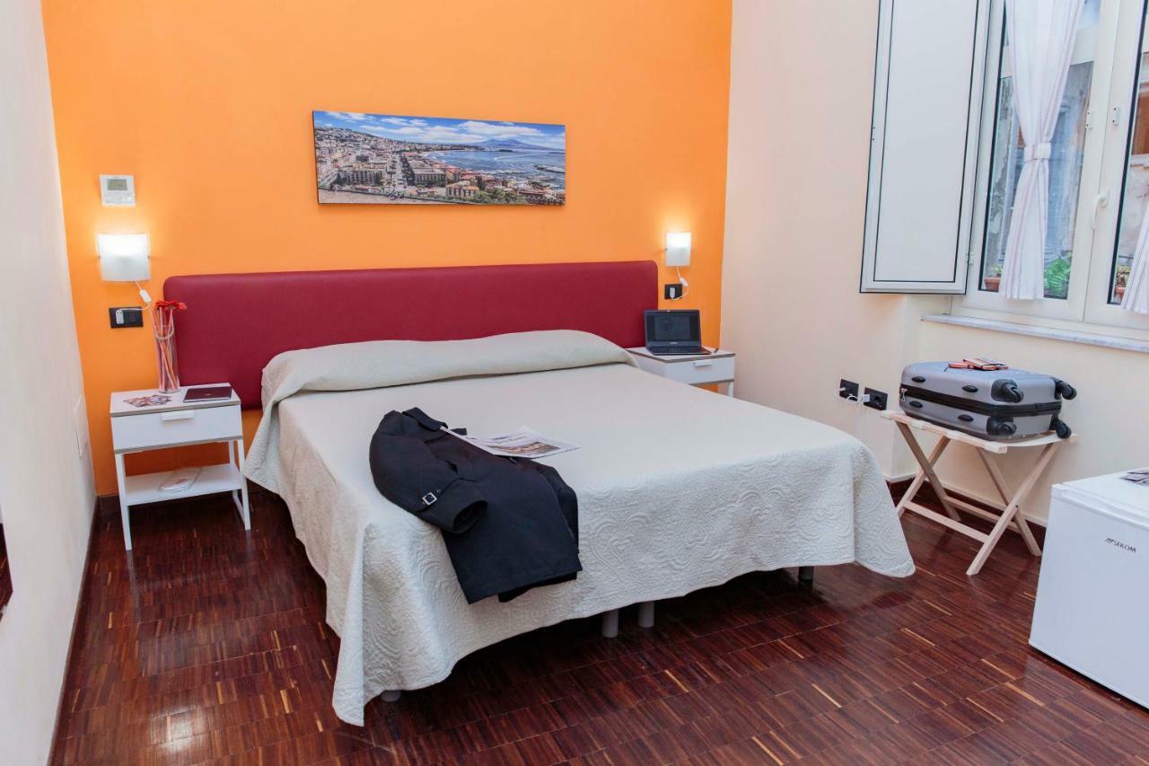 Palazzo Carafa Della Spina Room And Apartment 나폴리 외부 사진
