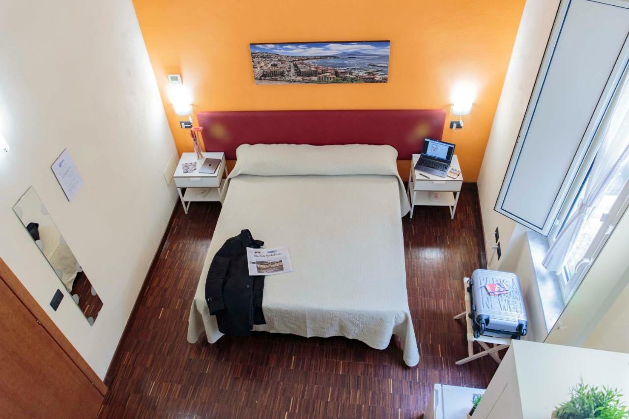 Palazzo Carafa Della Spina Room And Apartment 나폴리 외부 사진
