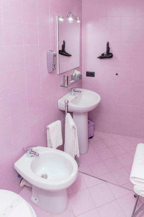 Palazzo Carafa Della Spina Room And Apartment 나폴리 외부 사진