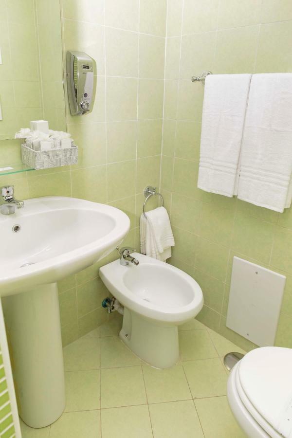 Palazzo Carafa Della Spina Room And Apartment 나폴리 외부 사진