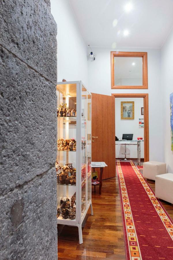 Palazzo Carafa Della Spina Room And Apartment 나폴리 외부 사진