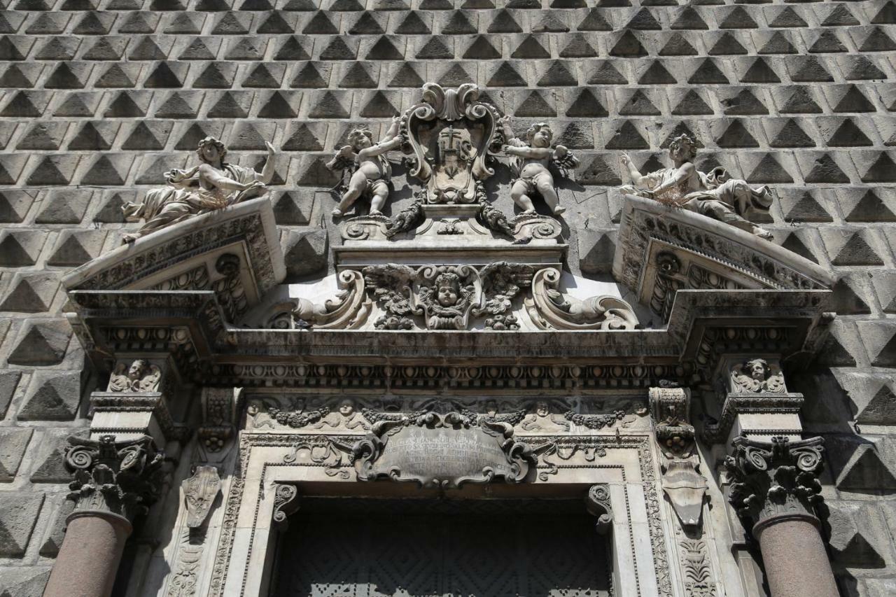 Palazzo Carafa Della Spina Room And Apartment 나폴리 외부 사진