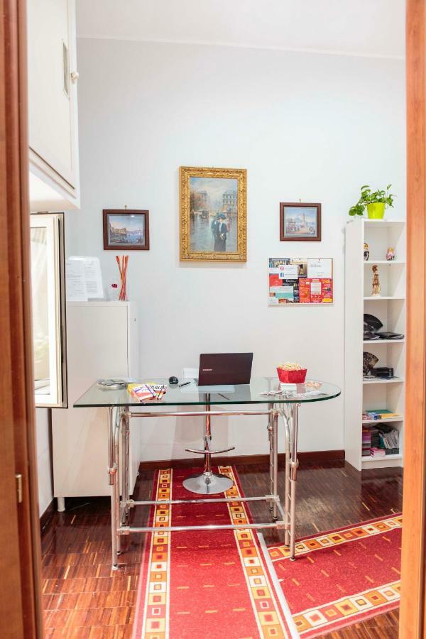 Palazzo Carafa Della Spina Room And Apartment 나폴리 외부 사진